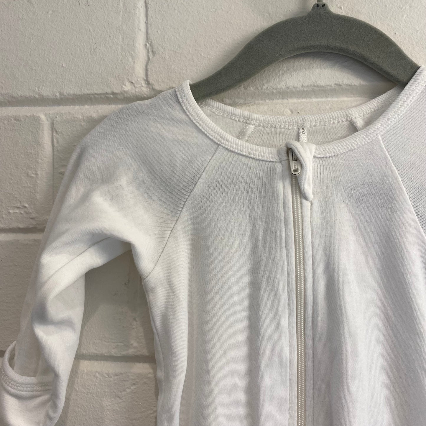 Pure baby White zip suit - Size 000