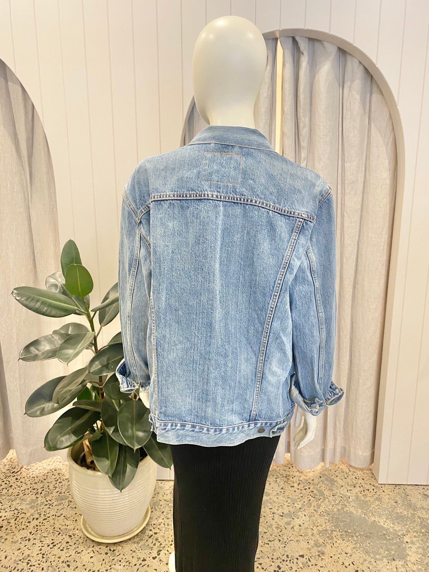 Levi's Denim Trucker Jacket in Mid Blue Wash - Size Xl (14)