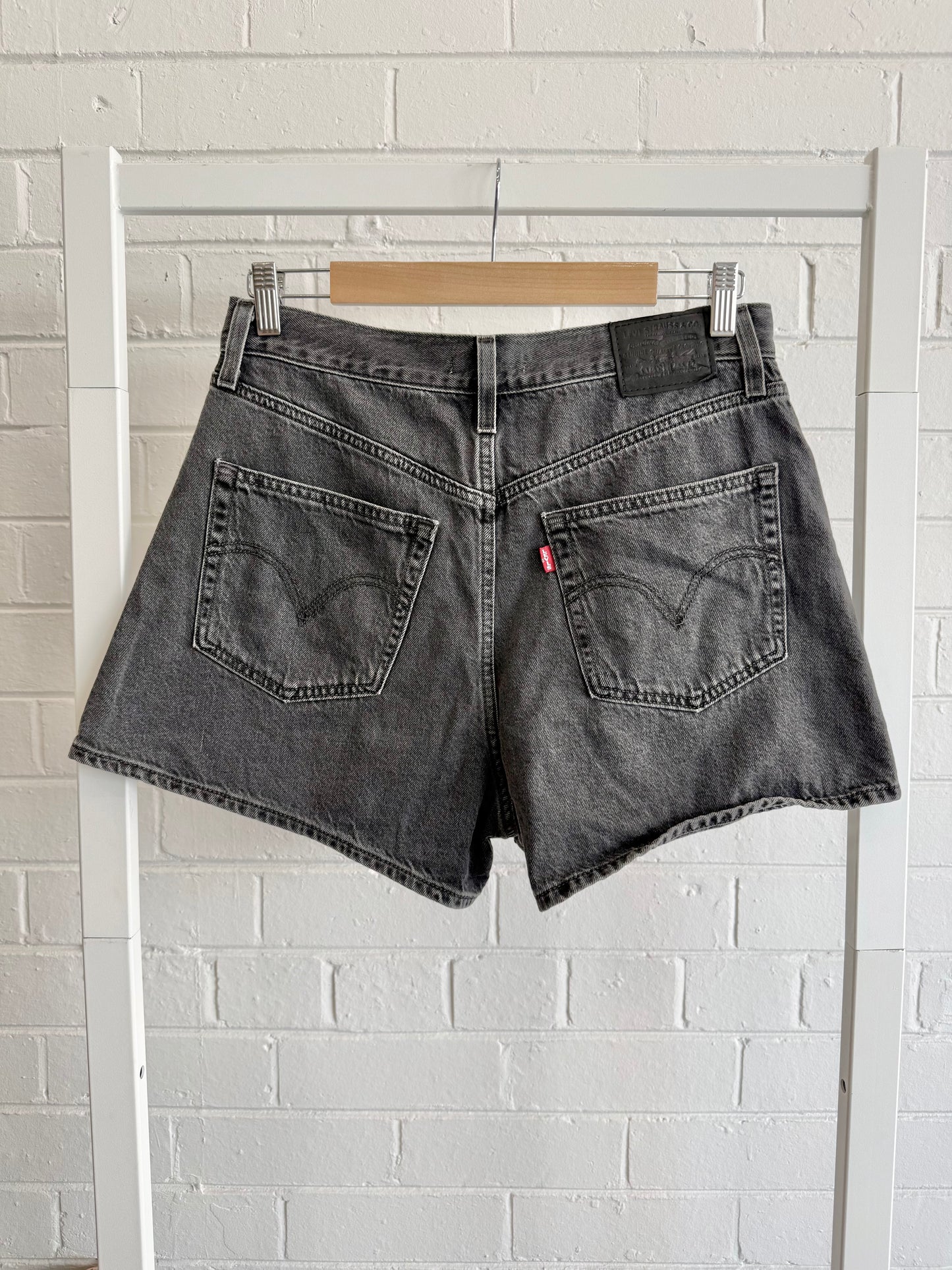 Levi's High Loose Shorts in Black - Size 30 (12)