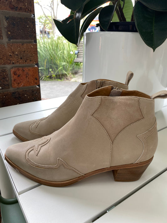 Bared Quetzal Sand Boots - Size 38