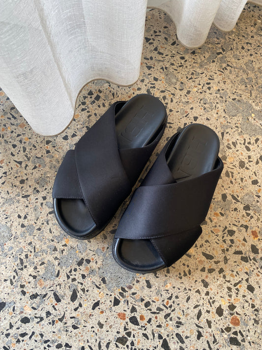 Henne Cross Over Slides - Size 39