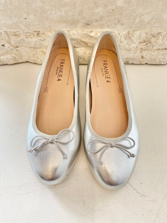 Frankie 4 Silver Elizabeth Ballet Flats - Size 9.5