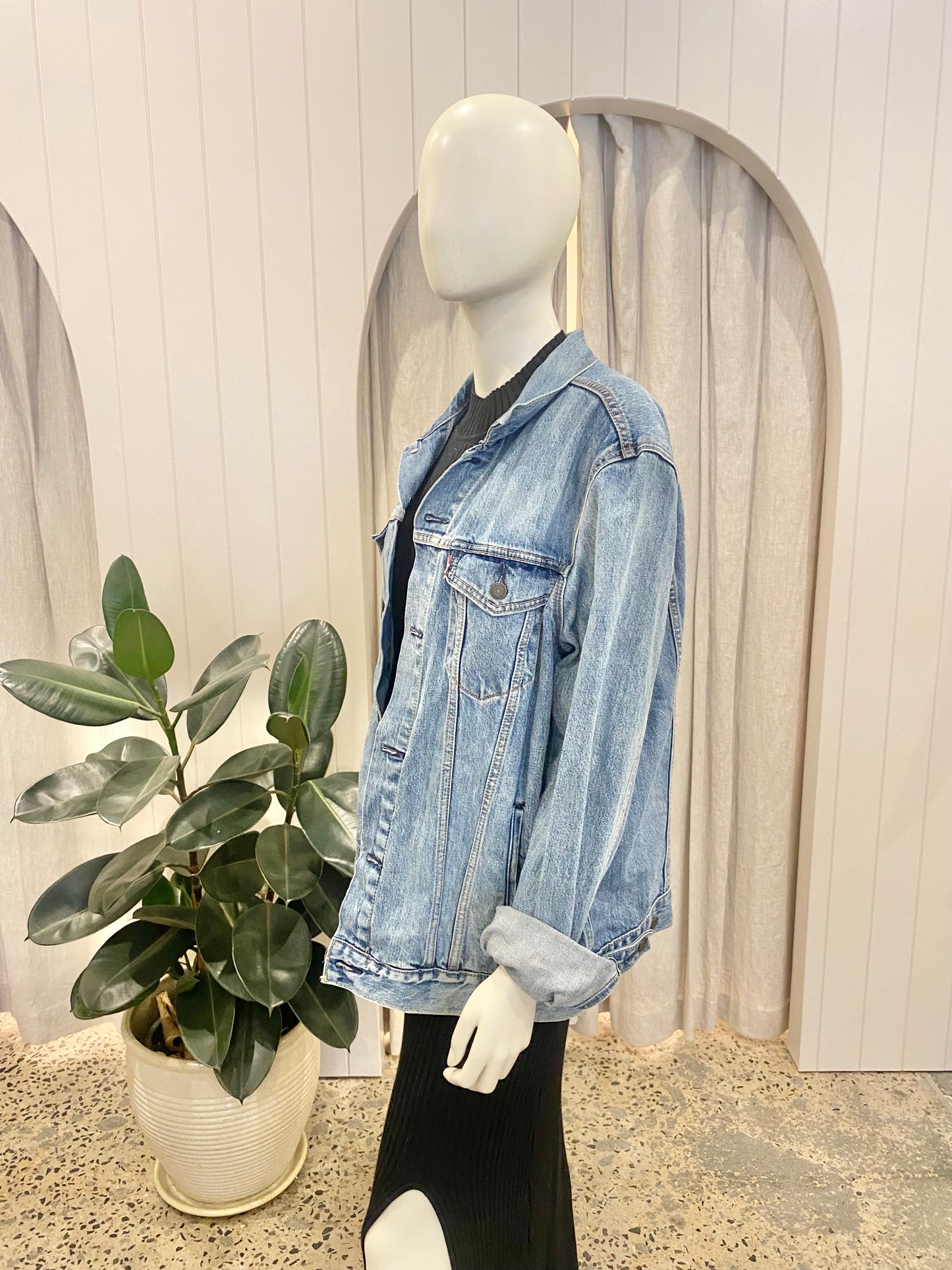 Levi's Denim Trucker Jacket in Mid Blue Wash - Size Xl (14)