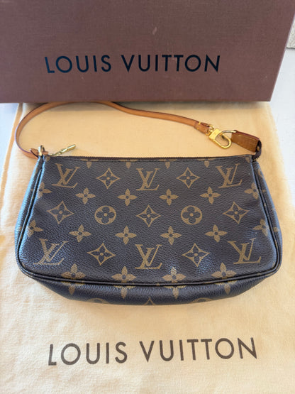 Louis Vuitton Pochette Accessoires Leather Shoulder Bag