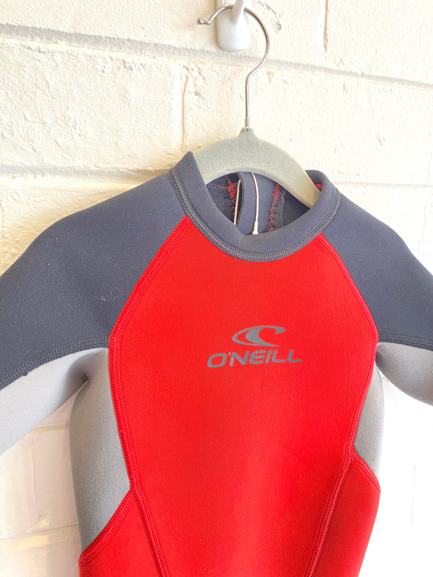 O'Neill Kids Wetsuit in Red/Black - Size 3