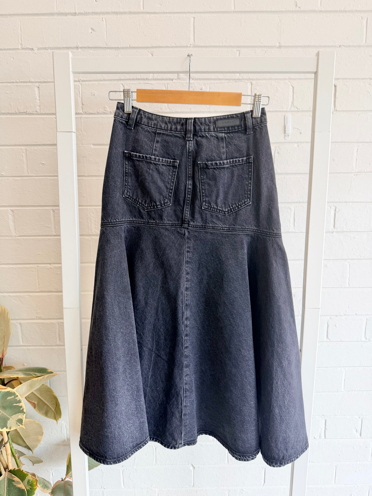 Marcs Denim Fishtail Skirt in BLack - Size 6-8