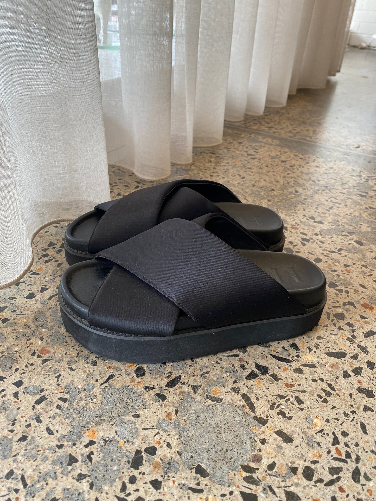 Henne Cross Over Slides - Size 39
