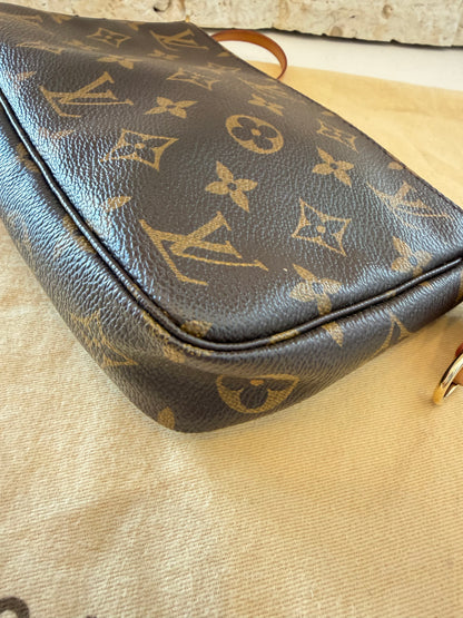 Louis Vuitton Pochette Accessoires Leather Shoulder Bag
