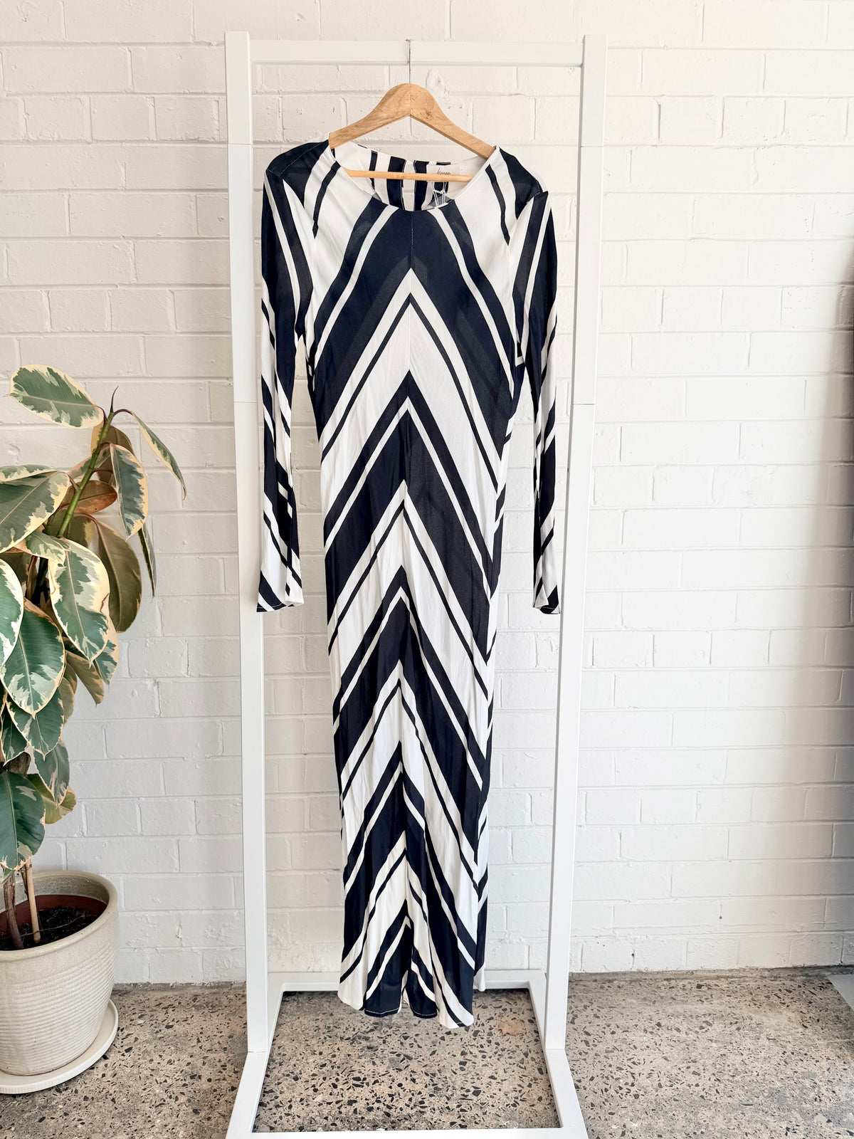 Preloved Kinney 'Geogria' Chevron Dress in Black/White – dress at Preloved Geelong