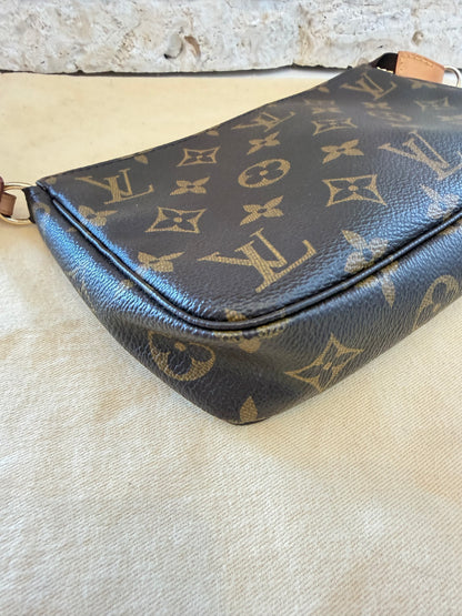 Louis Vuitton Pochette Accessoires Leather Shoulder Bag