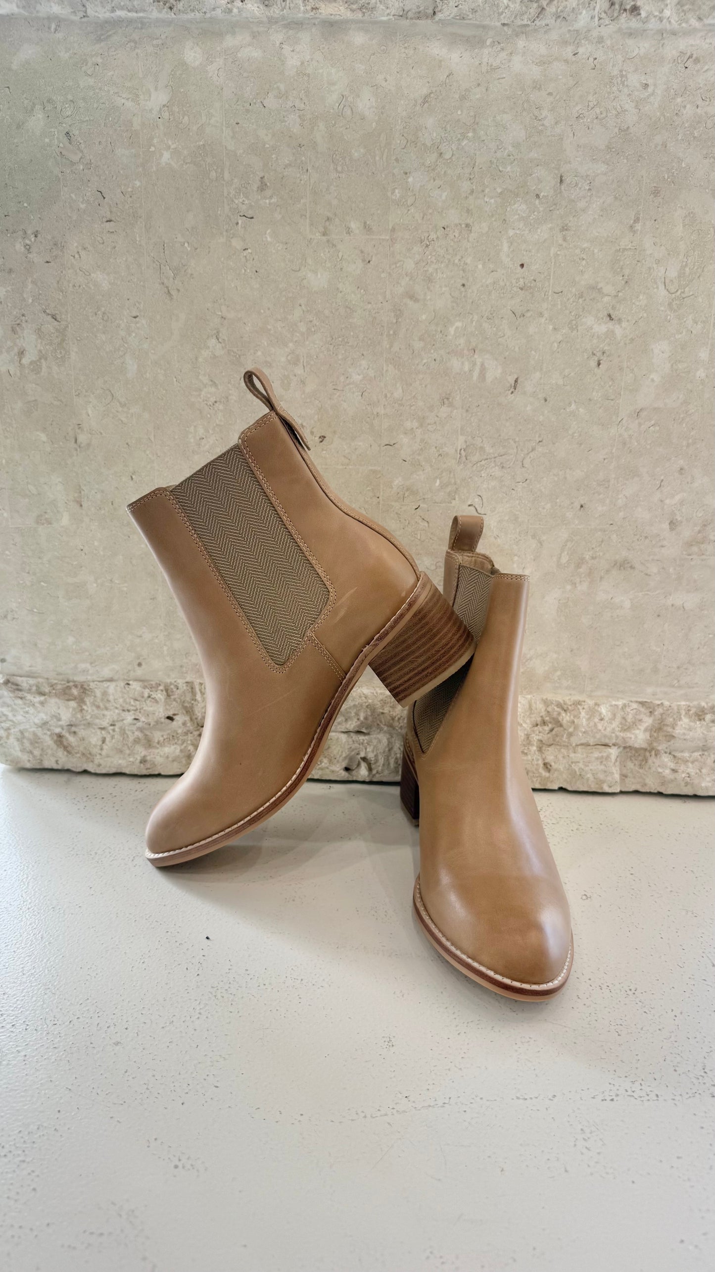 Frankie 4 Tan Liberty Chelsea Boot BNWT - Size 9