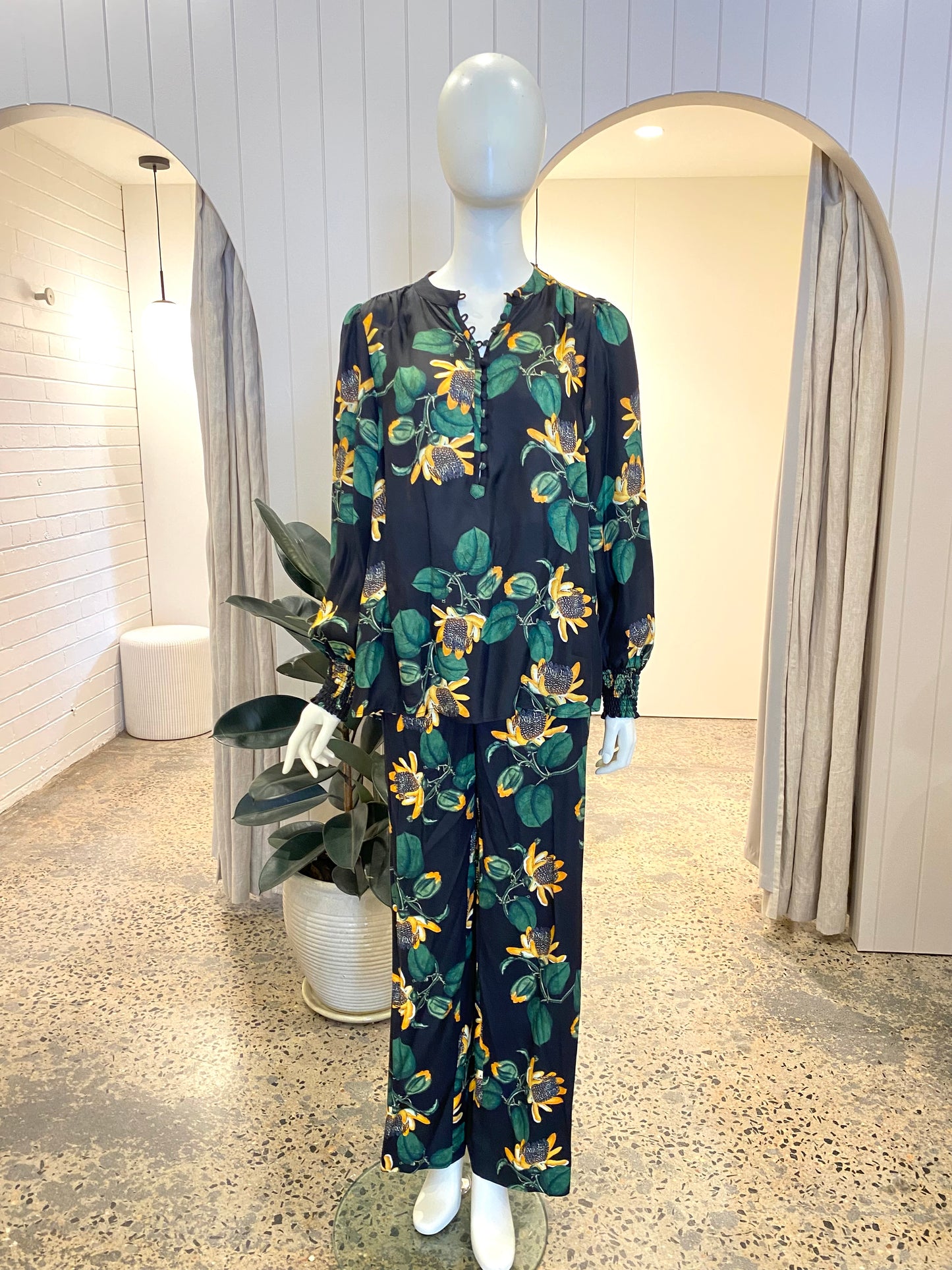 Cable Melbourne Sweet Pea Blouse and Pant Set - Size 10/12