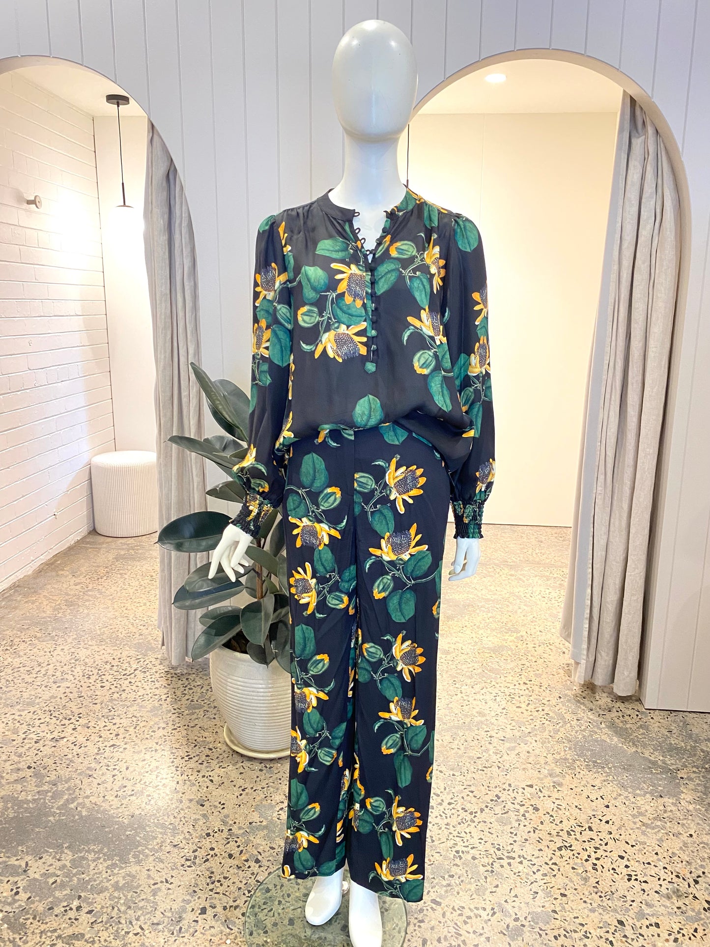 Cable Melbourne Sweet Pea Blouse and Pant Set - Size 10/12