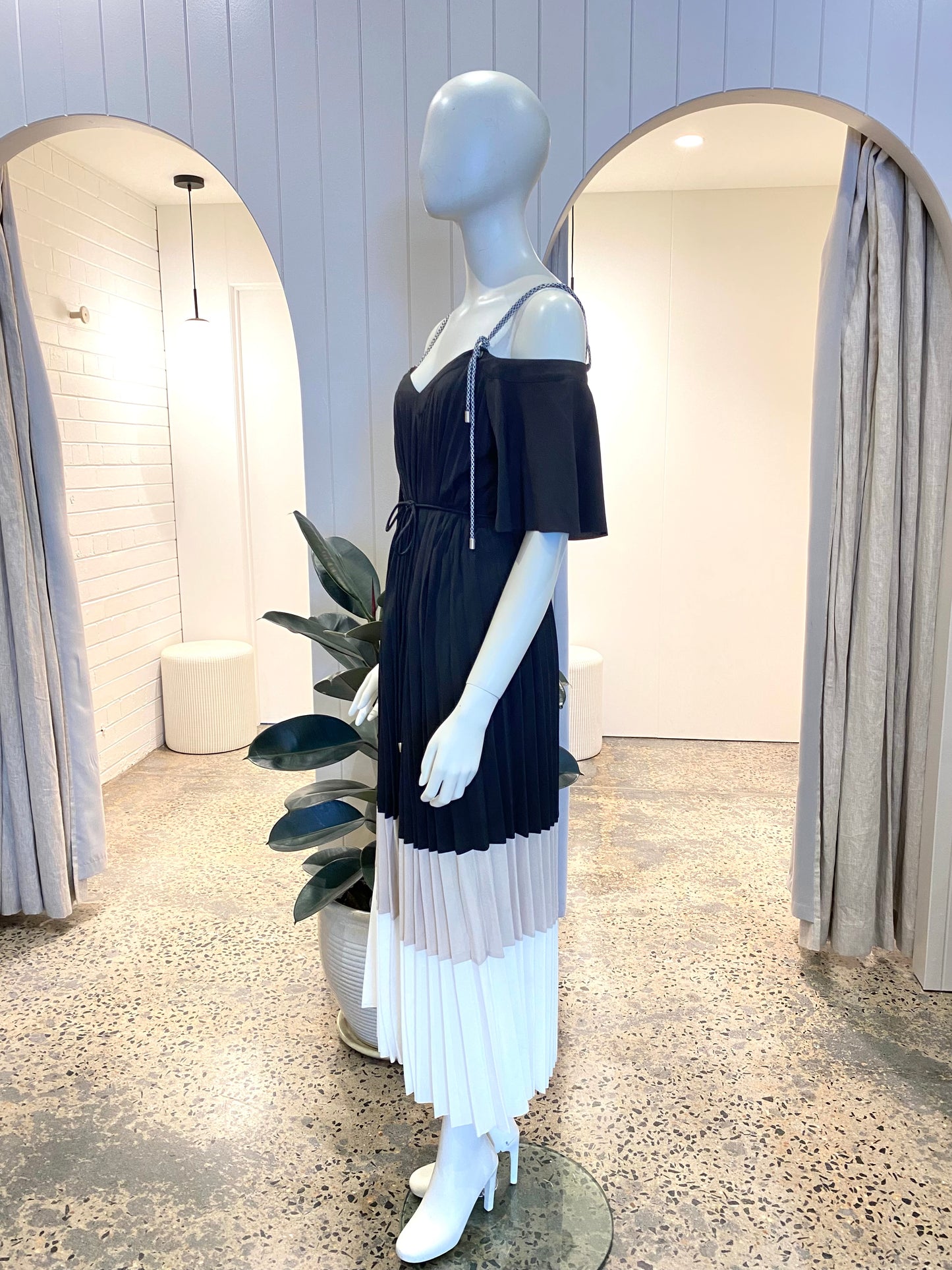 Country Road Pleated Midi Dress - Size 8