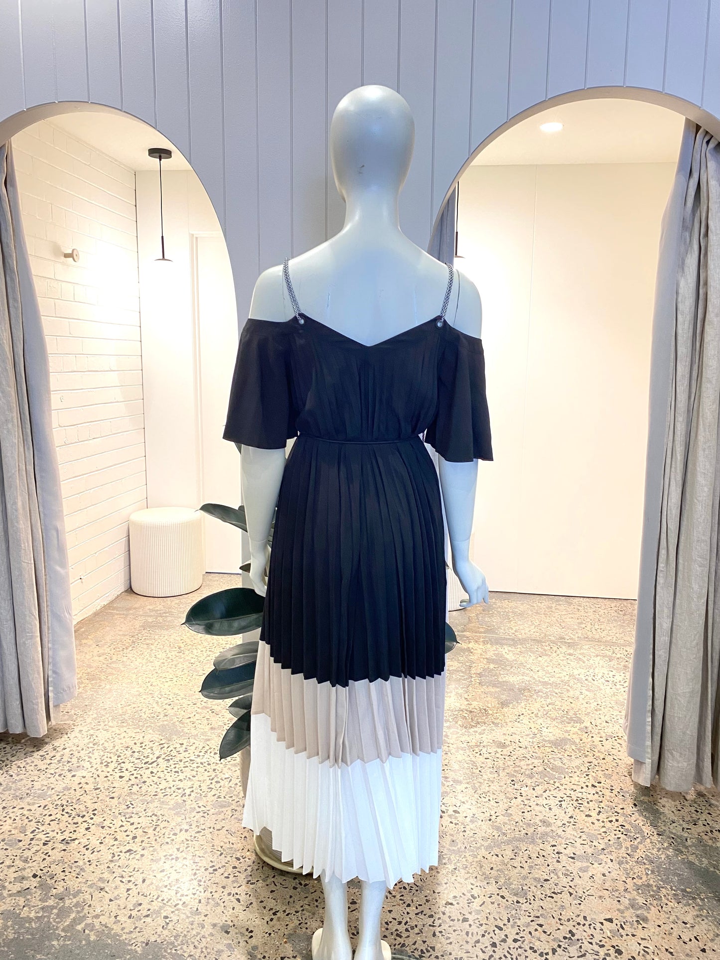 Country Road Pleated Midi Dress - Size 8