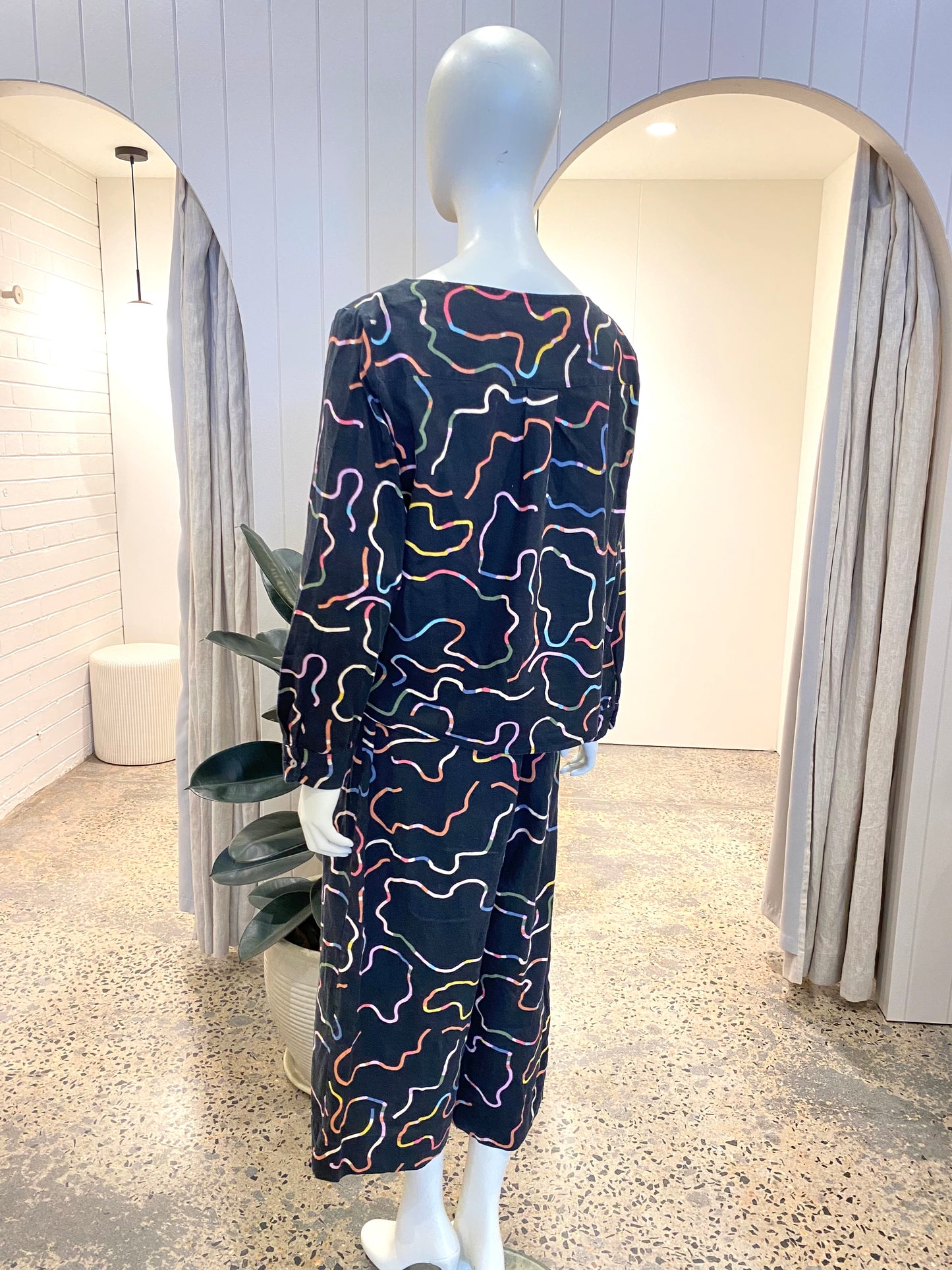 Jericho Road Black Linen/Cotton Pant and Top Set - Size 16