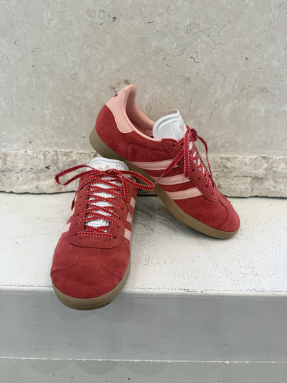 Adidas Gazelle Red & Pink - Size Euro 40 - Pre-Loved Geelong 1