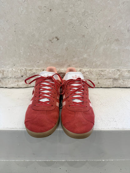 Adidas Gazelle Red & Pink - Size Euro 40 - Pre-Loved Geelong 2