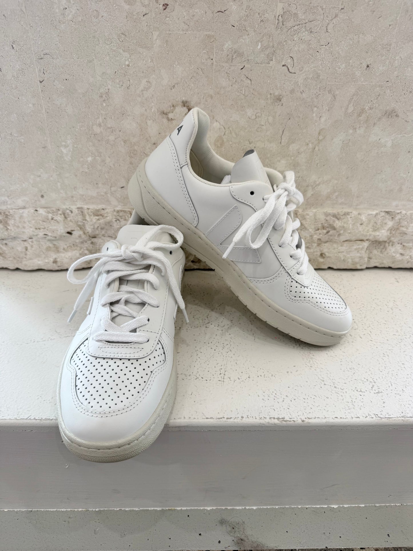 Veja White V-10 Leather Sneakers - Size 39 - Pre-Loved Geelong