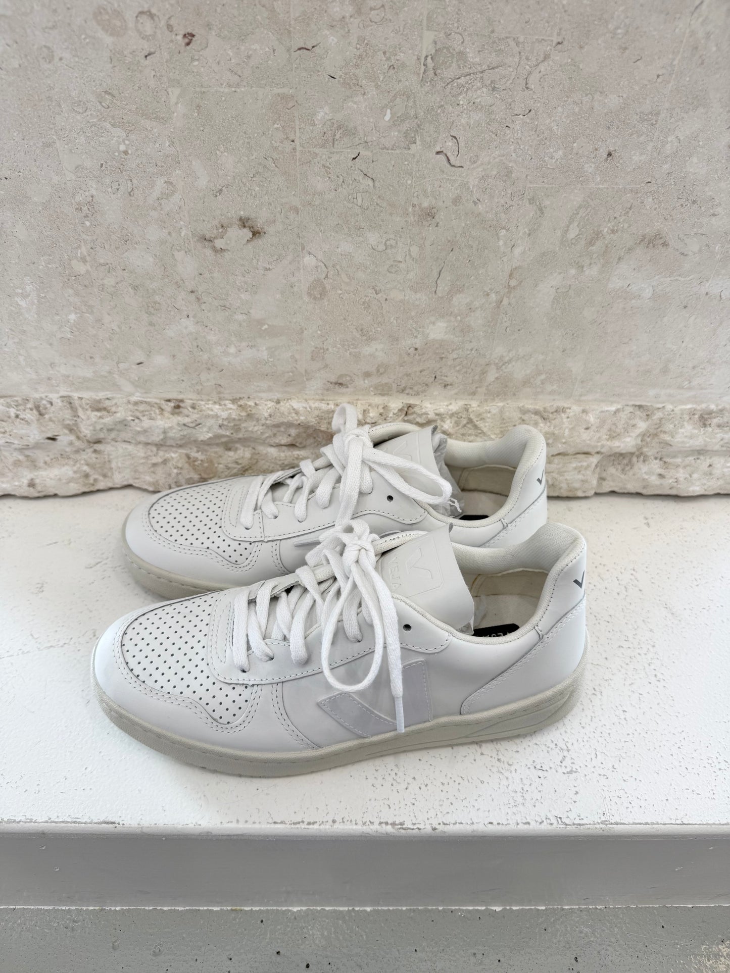 Veja White V-10 Leather Sneakers - Size 39 - Pre-Loved Geelong