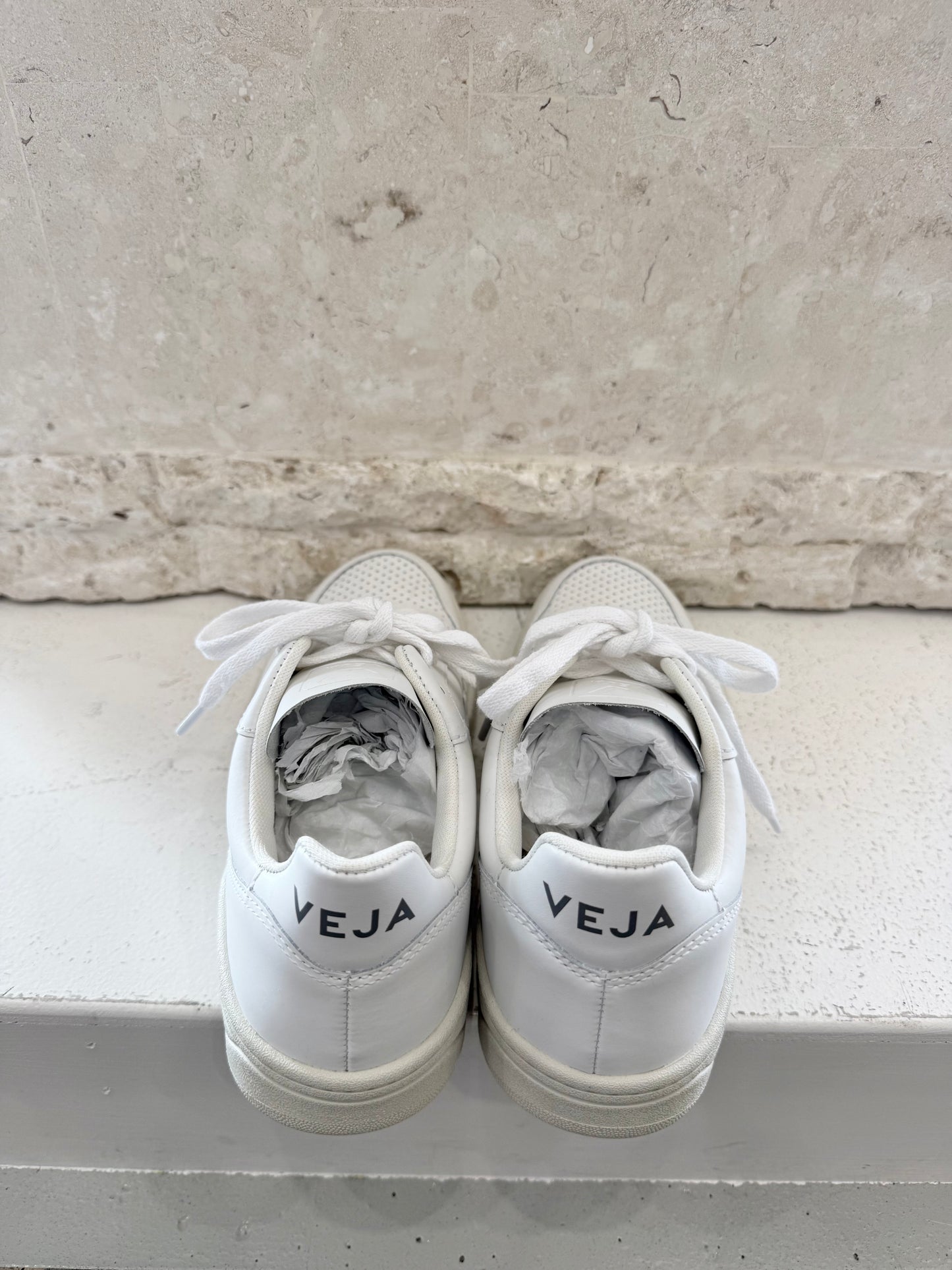 Veja White V-10 Leather Sneakers - Size 39 - Pre-Loved Geelong