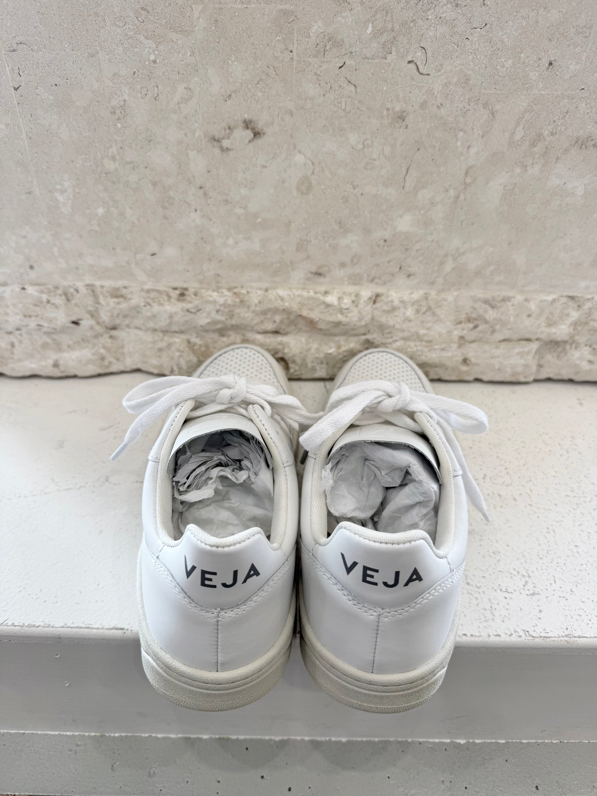 Veja White V-10 Leather Sneakers - Size 39 - Pre-Loved Geelong