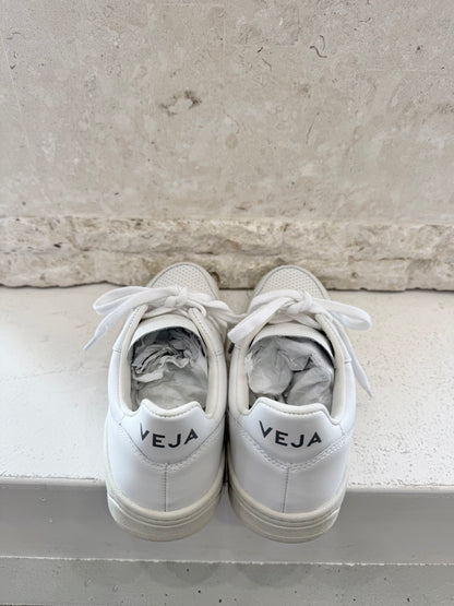 Veja White V-10 Leather Sneakers - Size 39 - Pre-Loved Geelong