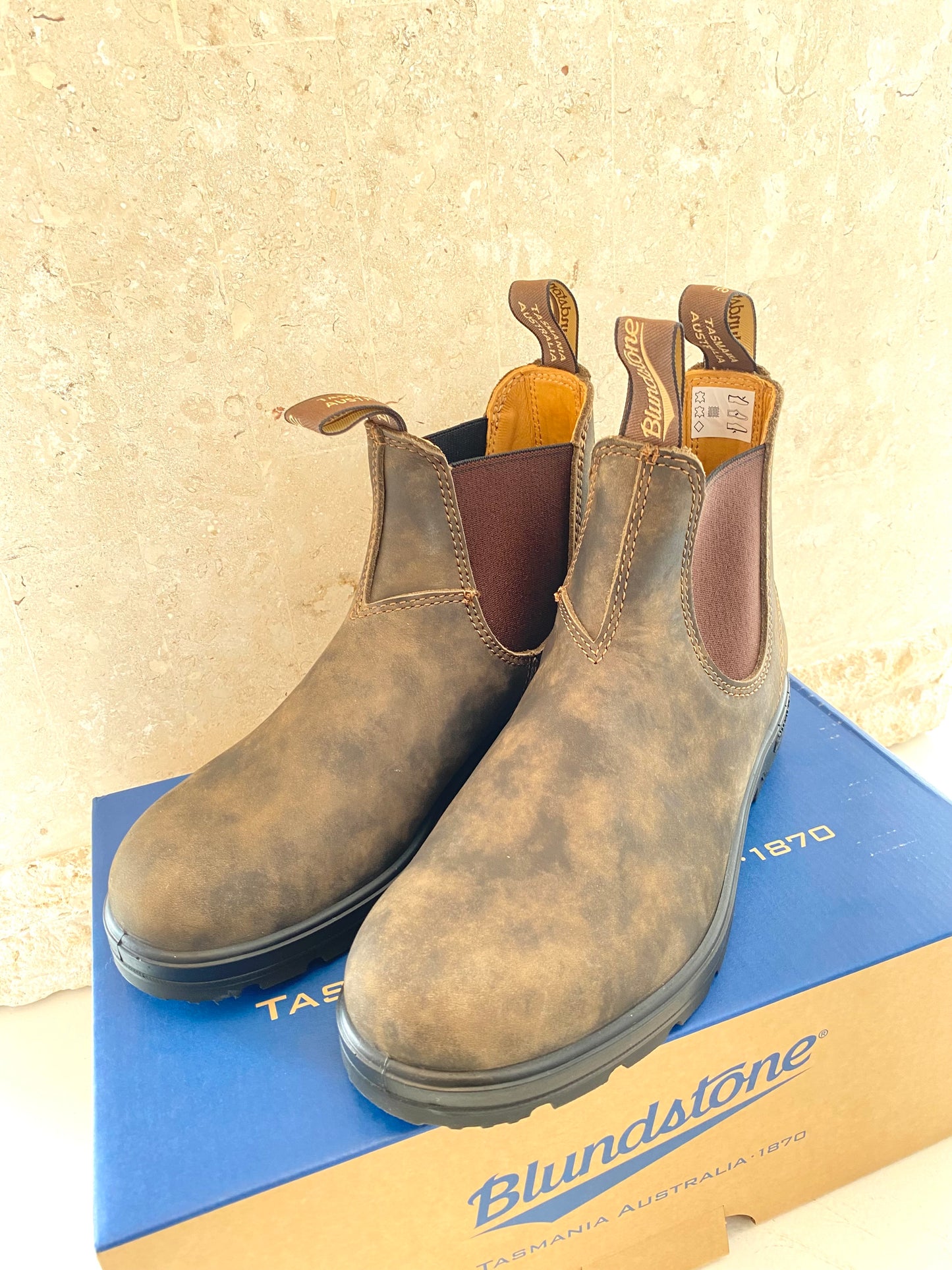 Blundstone Chelsea Boots in Brown - Size 9