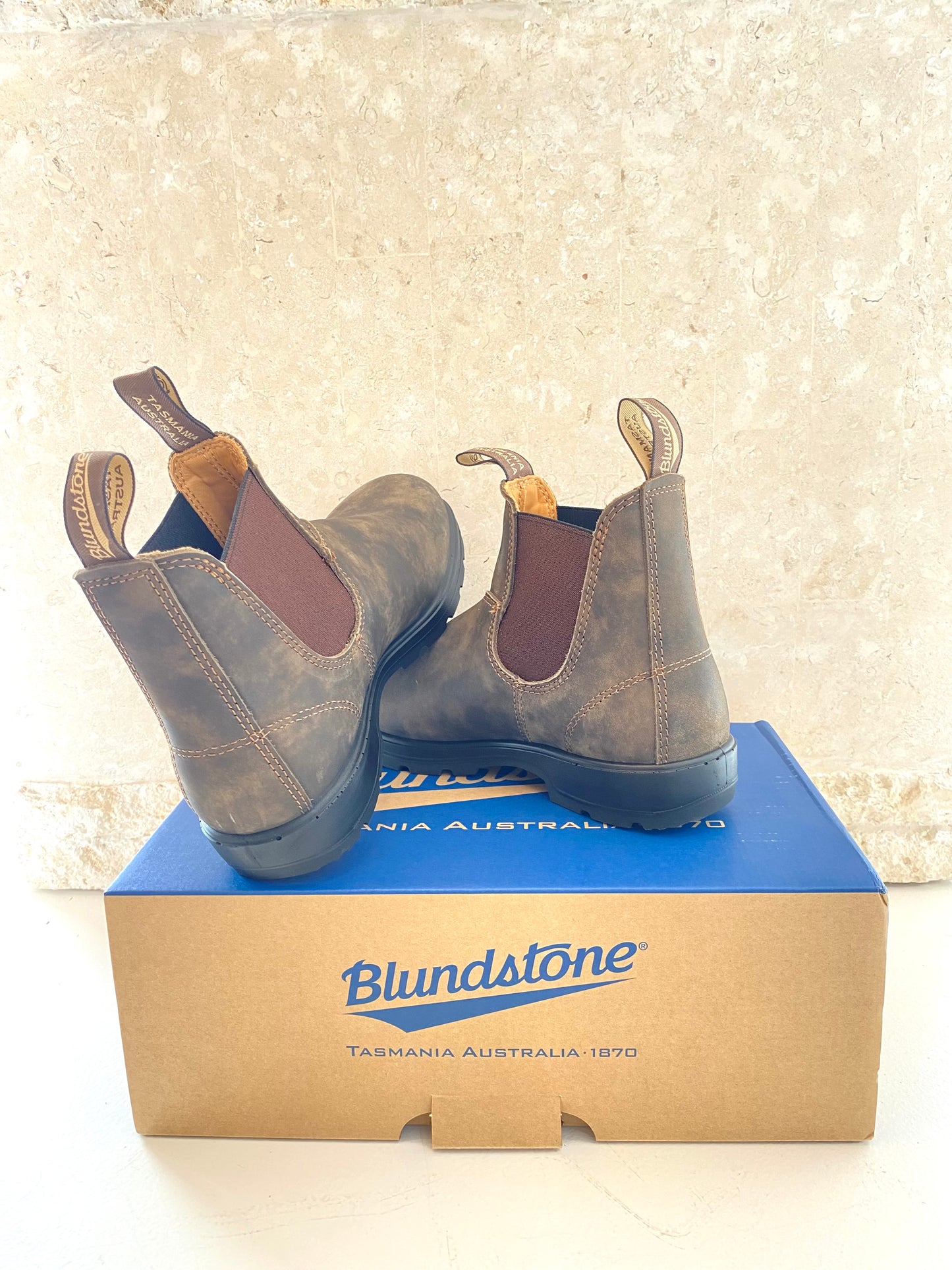 Blundstone Chelsea Boots in Brown - Size 9