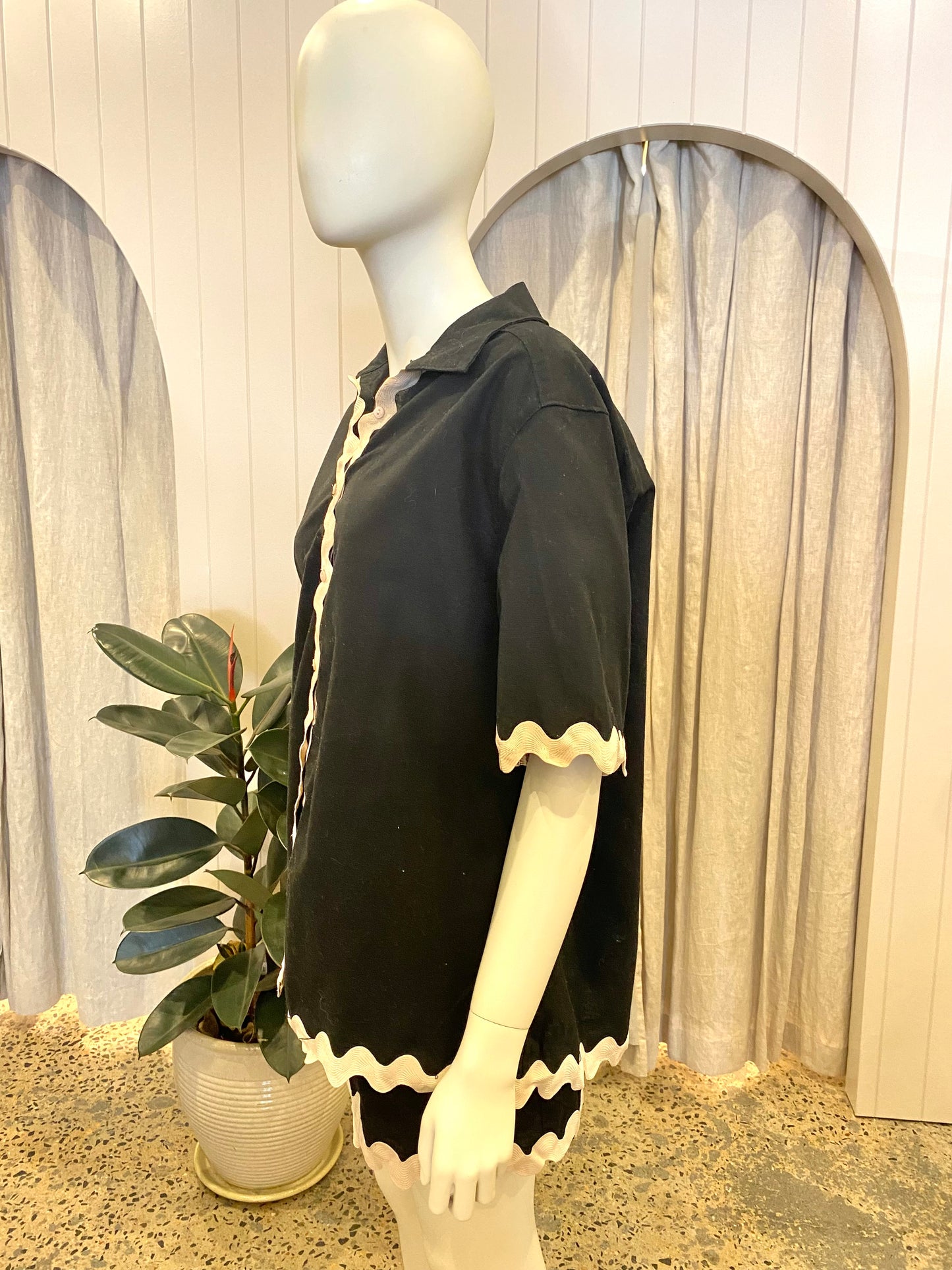 Seven Wonders Black Harry Shirt and Short Set - Sise 12