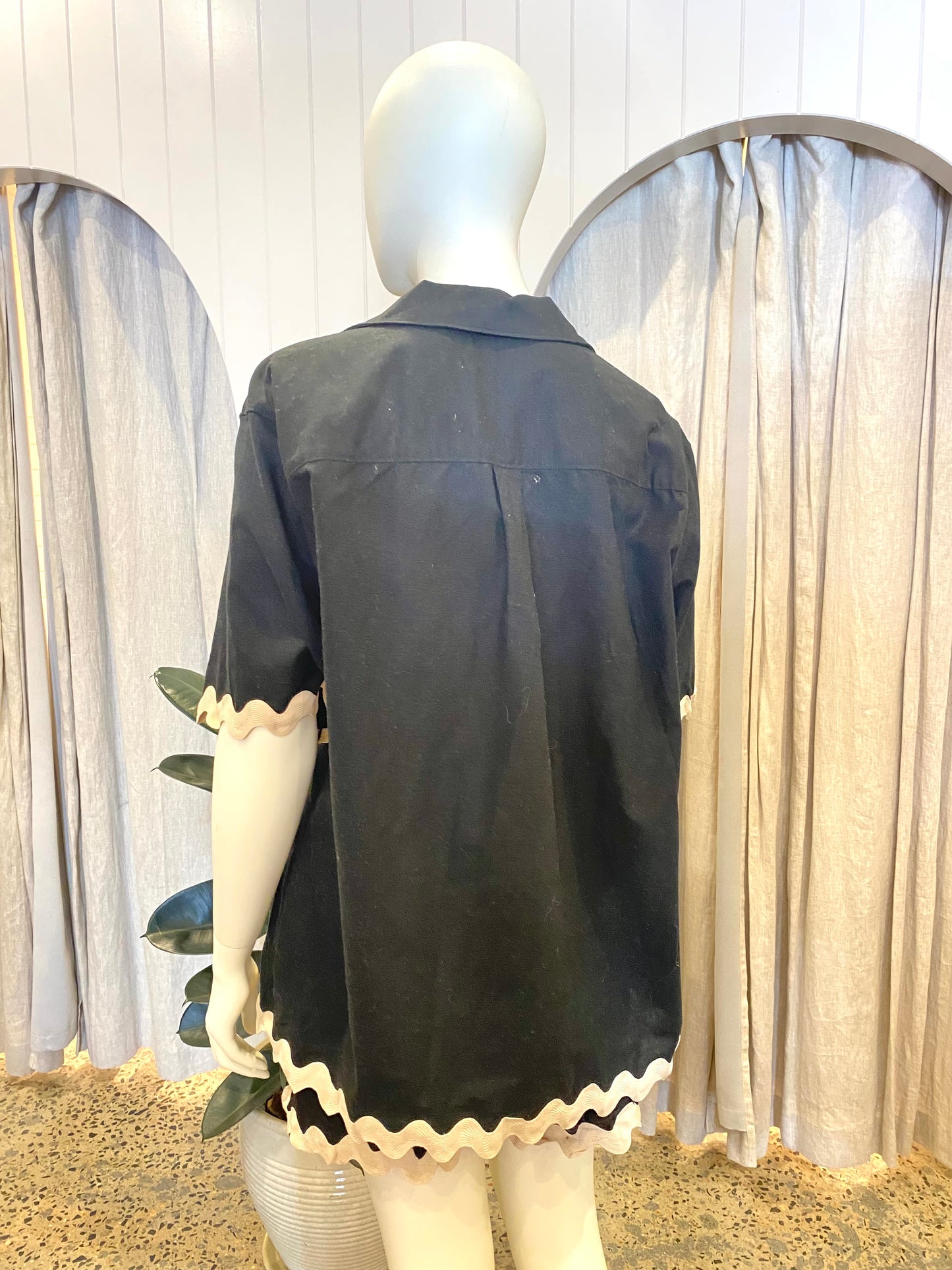 Seven Wonders Black Harry Shirt and Short Set - Sise 12