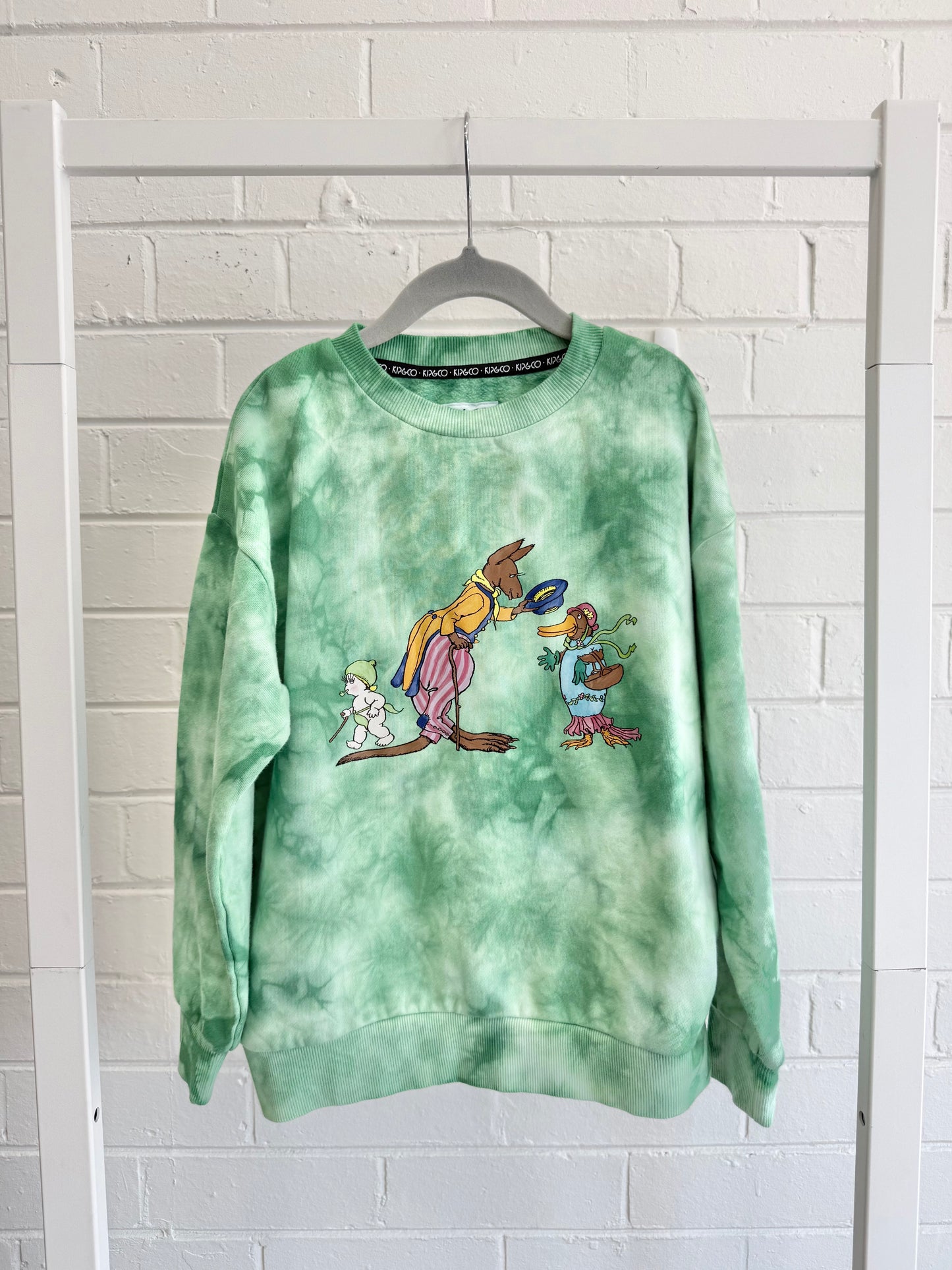 BNWT Kip & Co x May Gibbs Kangaroo Tie Dye Organic Cotton Kids Sweater — Green - Size 7