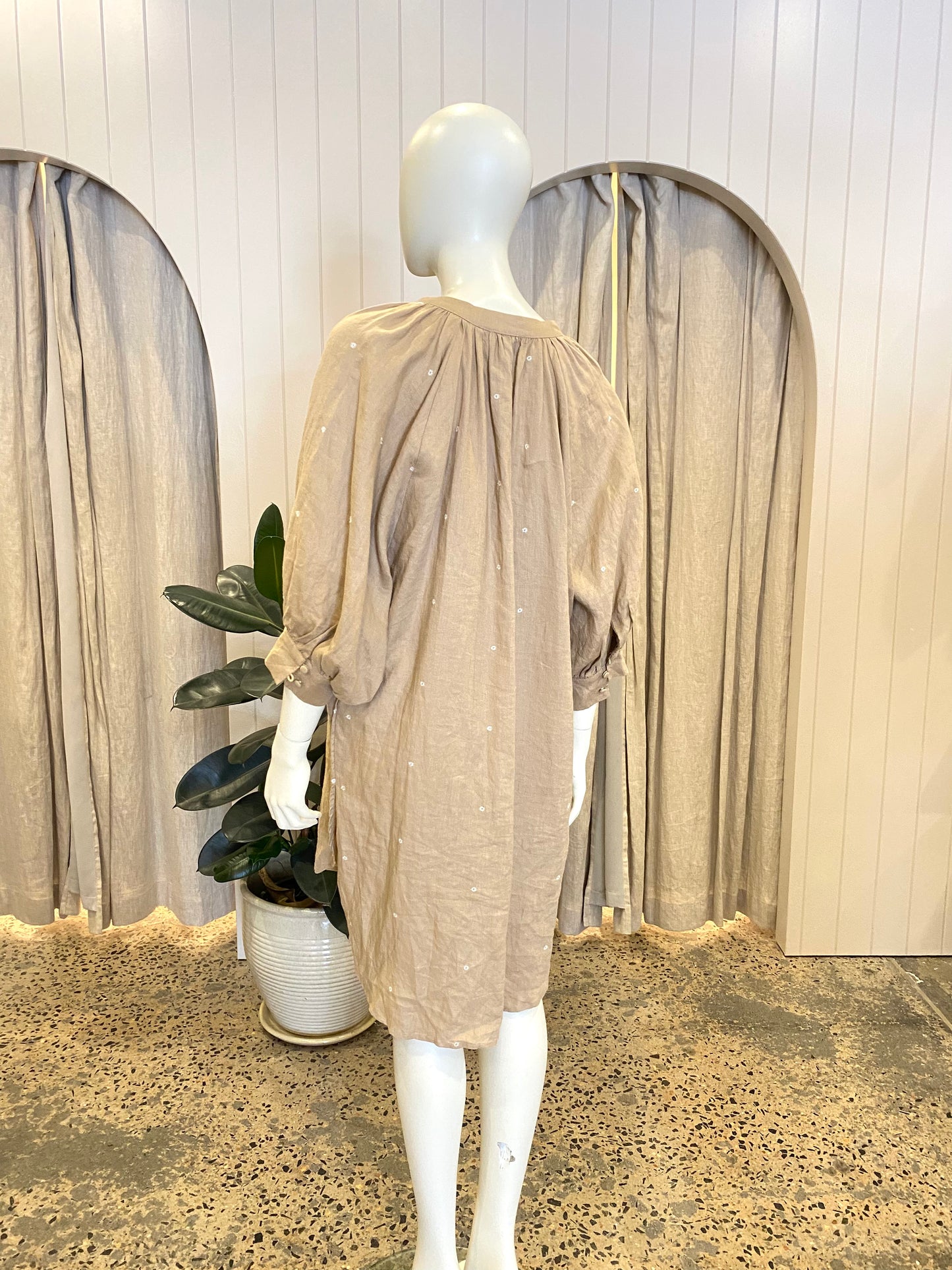 Zoe Kratzmann Beige Linen Midi Dress With White Daises - Size 1 (10/12)